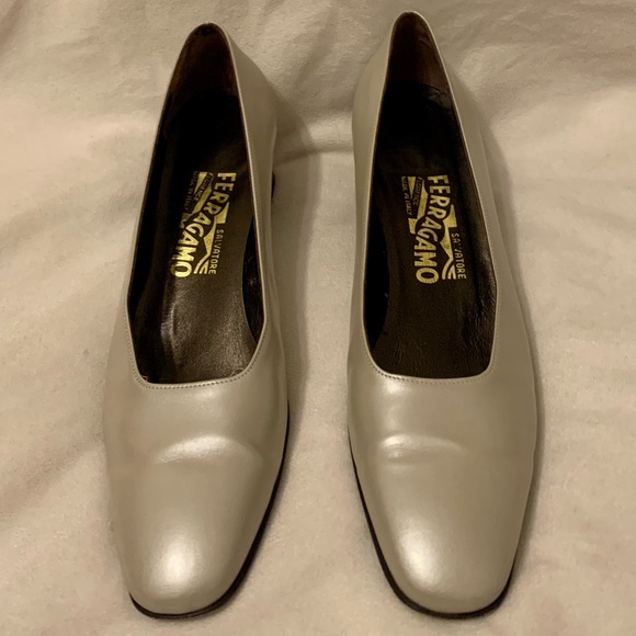 EUC SALVATORE FERRAGAMO BEIGE LEATHER PUMPS - Picture 2 of 7